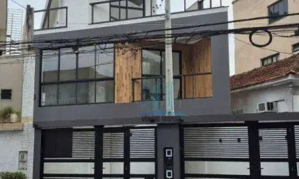 Vende-se casa alta duplex com 215 m² de área total, 3 quartos (2 suítes), piscina e churrasqueira. Embaré, Santos.