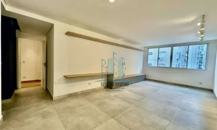 Vendo apartamento na orla, gonzaga, santos, lindamente reformado. pequena vista para o mar. venda ou locação.