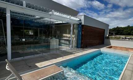 Casa com piscina e área gourmet em Condomínio Fechado em Criciúma