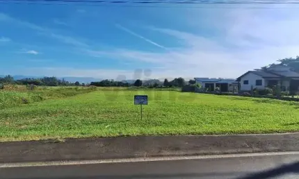 Terreno amplo com possibilidade de construção comercial e residencial.