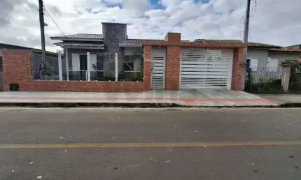 Casa multifamiliar independente, com piscina e área gourmet