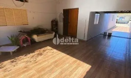 Casa para Venda em Uberlândia, Laranjeiras, 3 dormitórios, 1 banheiro, 5 vagas
