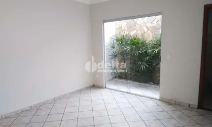 Casa para Venda em Uberlândia, Santa Mônica, 3 dormitórios, 1 suíte, 3 banheiros, 2 vagas