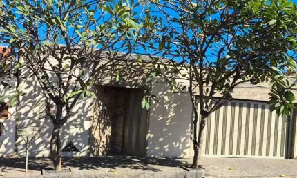Casa para Venda em Uberlândia, Cidade Jardim, 3 dormitórios, 1 suíte, 2 banheiros, 2 vagas