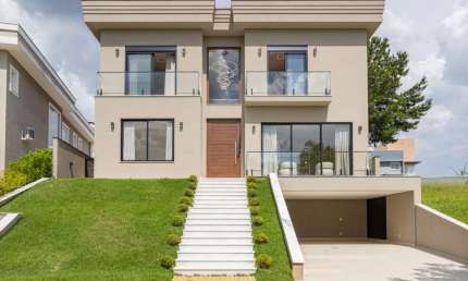 Casa linda a venda , com vista permanente para o lado mais verde do condomínio.