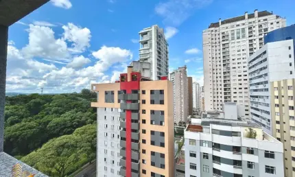 Apartamento com sacada, 2 quartos, à venda no Bigorrilho