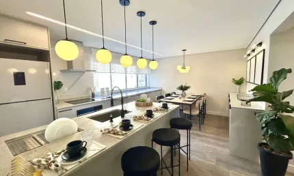 Apartamento totalmente reformado, mobiliado e decorado, 2 quartos, 1 suíte, 1 vaga, à venda no Bigorrilho