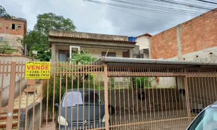 Casa linear de 119 m², com 3 quartos, bom estado de conservação, piso em cerâmica, única em terreno plano de 300 m²