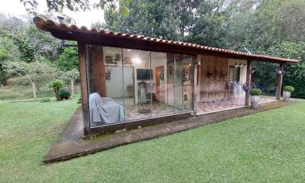 Aconchegante Chácara, em Amparo, Barra Mansa-RJ Com 6.000 m2, 2 casas mobiliadas, piscina, sauna e campo de futebol