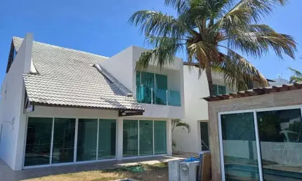 Exclusividade em Toquinho: casa reformada, piscina privativa e o mar como quintal.