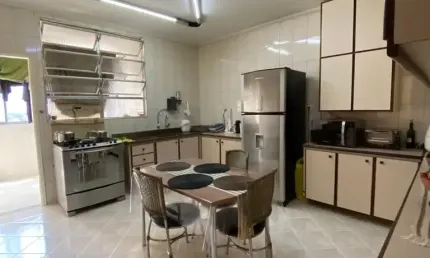 Apartamento e 3 dormitórios, sendo 1 suíte. Bairro Ponta da Praia. Santos. SP.