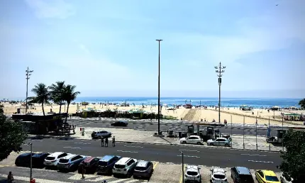 Apartamento vazio com 3 quartos a venda na Avenida Atlântica