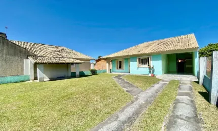 LINDA CASA COM PÁTIO AMPLO NO BAIRRO SANTO ANTÔNIO, EM CAPÃO DA CANOA