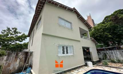 Linda casa Duplex com Jardim e Piscina na Tamarineira!