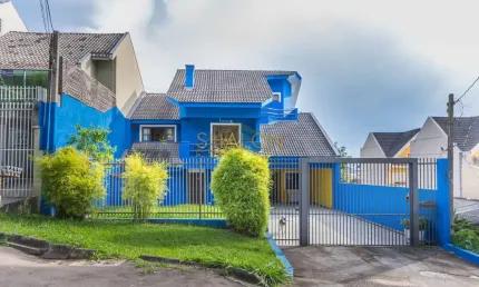 <p>CASA COM TERRENO, 2 PAVIMENTOS, 4 QUARTOS, 5 VAGAS, VISTA ALEGRA, CURITIBA. PR</p>