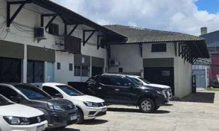 Barracão / Galpão / Depósito para alugar na Rua Antônio Fagundes Pereira, 5, Buraquinho, Lauro de Freitas por R$ 3.000