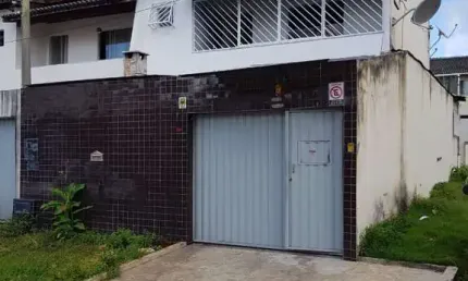 Casa com 3 quartos à venda na rua francisco das mercês, buraquinho, lauro de freitas por r$ 699.000
