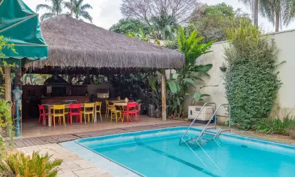 Casa à venda na Avenida Antônio Batuira, Alto de Pinheiros, São Paulo - SP