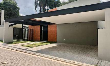 Casa à venda na Rua México, Chácara dos Lagos, Carapicuíba - SP