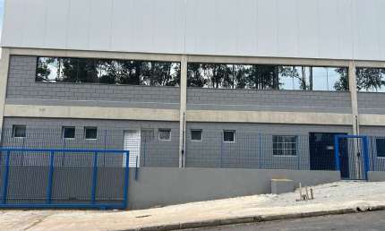 Galpão para alugar na Avenida Cruzada Bandeirantes, Vila Jovina, Cotia - SP