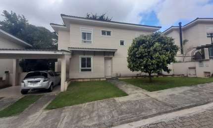 Casa à venda na Rua Adozinda Lopes, Jardim da Glória, Cotia - SP