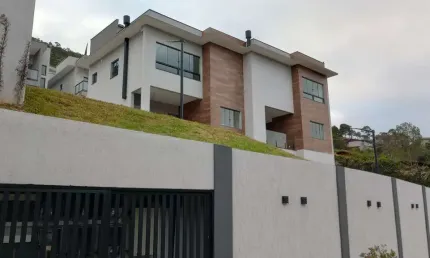Casa de condomínio à venda na rua lazar segal, golfe, teresópolis - rj