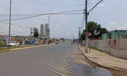 Vende-se ou aluga-se terreno comercial de esquina na Avenida Beira Rio