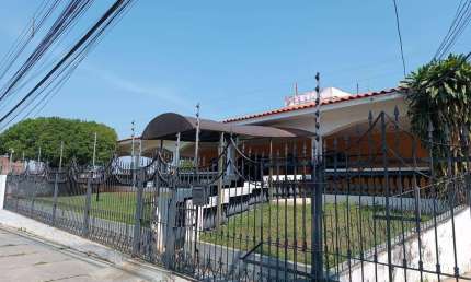 Excelente Casa de esquina para uso comercial no bairro Consil