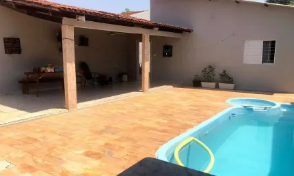 Vende-se Casa com Piscina,Churrasqueira e 3 Quartos no Recanto dos Pássaros