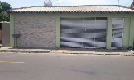 Casa ampla com ótima localização,02 quartos/suíte, garagem 02 veículos