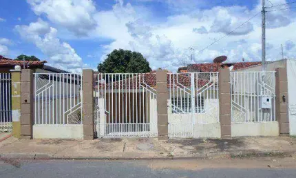 Casa 4 quartos sendo 1 suite com excelente localizacao no bairro Verdao