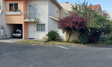 Lindo sbrado em condomínio fechado, com conforrto e segurança que sua família merecem, próximo a mercados, farmácias e shopping, agende uma visita e venha se encantar com este  imóvel.