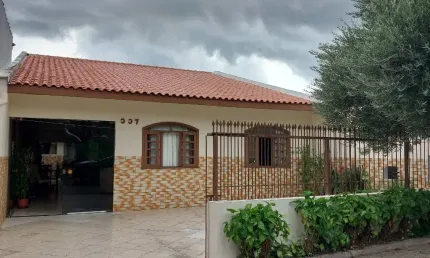 Linda casa no bairro Uberaba em Curitiba,  agende uma visita e venha se encantar com este imóvel.