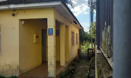 Terreno 300m2 e casa antiga precisando reformas px a puc na bento goçalves.