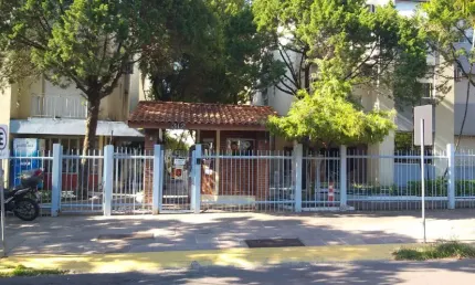 Apartamento 01 dormitório e demais peças em condomínio fechado.