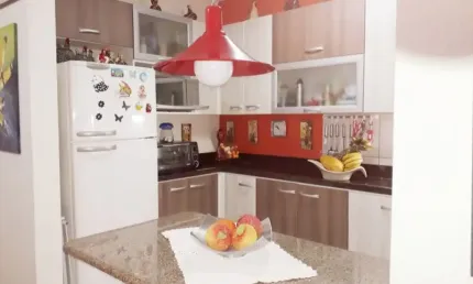 APARTAMENTO 01 DORMITÓRIO MOBILIADO, REFORMADO COM BOX ESCRITURADO EM CONDOMINIO FECHADO.