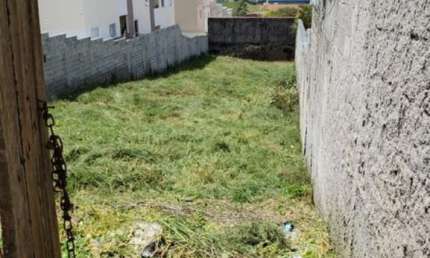 Excelente terreno à venda localizado em área nobre da vila Suíssa em Mogi das Cruzes. São 500 metros quadrados com um leve declive, ótimo para constru