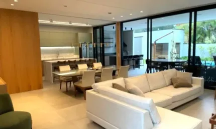 Casa térrea à  Venda localizada no condomínio Mosaico Essence, Mogi das Cruzes. Com 4 suítes, salas, área gourmet com piscina e churrasqueira, garagem