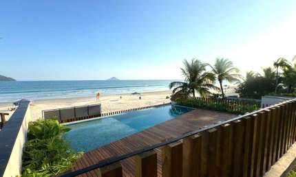 Casa de frente ao mar em condomínio de alto padrão em Juquehy, litoral norte de São Paulo.