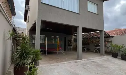 Imperdível oportunidade de adquirir casa de alto padrão na vila suissa, mogi das cruzes-sp: 3 quartos, 2 suítes, 3 salas, 4 banheiros, 4 vagas de garagem e 180,00 m² de área.