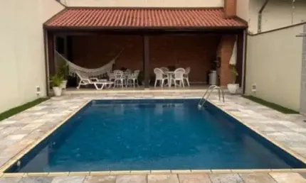 Sobrado à venda muito bem localizado em área comercial da Vila Oliveira em Mogi das Cruzes, são 3 suítes, salas, cozinha, churrasqueira e piscina. pis