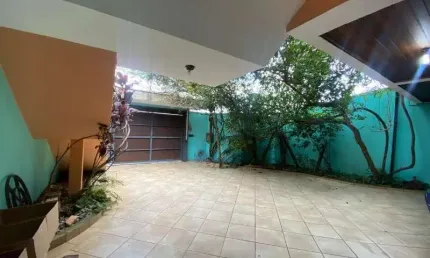 Casa à venda na Vila Suíssa, Mogi das Cruzes-SP, com 3 quartos, 1 suíte, 2 salas, 4 banheiros, 6 vagas e 242,50m².
