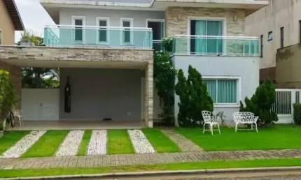 Excelente casa porteira fechada para aluguel no Eusébio com 3 suítes, piscina privativa.