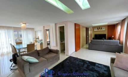 Belíssima casa de condomínio com 3 suítes, piscina com hidromassagem.