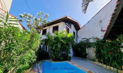 Excelente casa com 2 suítes, piscina privativa, deck com churrasqueira.