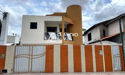 CASA COM 4 QUARTOS SENDO 1 SUÍTE NA REGIÃO DA AV. FRAGA MAIA