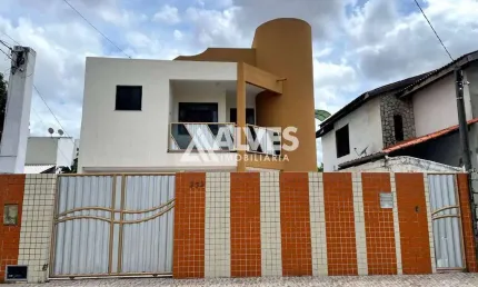 CASA COM 4 QUARTOS SENDO 1 SUÍTE NA REGIÃO DA AV. FRAGA MAIA