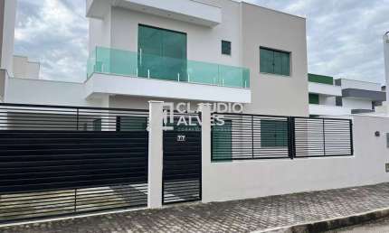 CASA COM 3 QUARTOS SENDO 2 SUÍTES NO BAIRRO PARQUE IPÊ