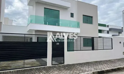 CASA COM 3 QUARTOS SENDO 2 SUÍTES NO BAIRRO PARQUE IPÊ
