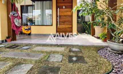 Casa com 3 quartos sendo 1 suíe e área gourmet completa